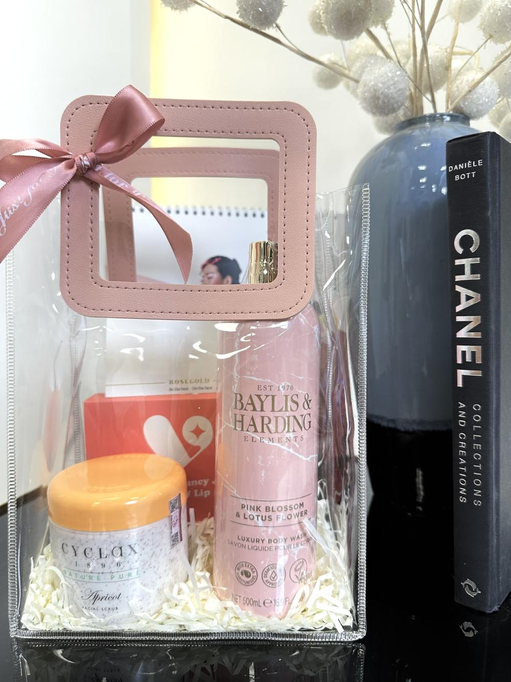 Combo Sữa tắm B&H Hoa sen hồng + Tẩy tế bào chết Cyclax - Tặng 1 son thạch màu ngẫu nhiên