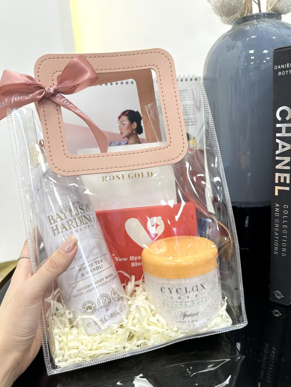 Combo Sữa tắm B&H Hoa trà trắng + Tẩy tế bào chết Cylax - Tặng 1 son thạch màu ngẫu nhiên